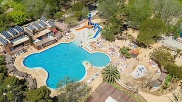 Een seizoensgebonden buitenzwembad, parasols voor strand/zwembad