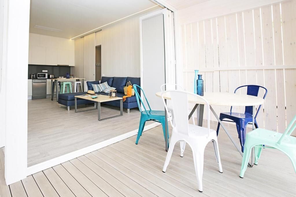 Un appartement moderne comprenant un espace de vie, une cuisine et un coin repas.