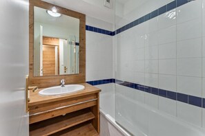 Baignoire, séchoir à cheveux
