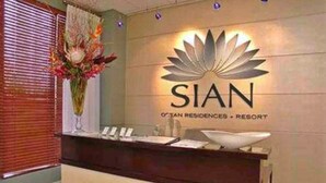 A reception desk with a logo for 'SIAN OCEAN RESIDENCES - RESORT'. - SIAN private apartment (Hollywood)