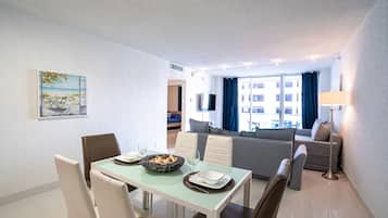 Familieleilighet | Oppholdsområde | En 32-tommers Flatskjerm-TV med kabel-kanaler