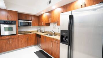 Family Apartment | Private kitchen | Full-size fridge, microwave, oven, dishwasher