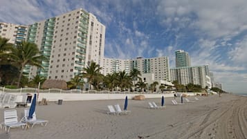 Aan het strand, wit zand