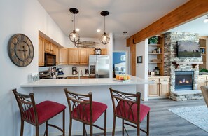 Fridge, microwave, stovetop, dishwasher - Fourth & Main Condo: Heart of Frisco (Frisco)