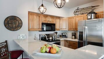 Fridge, microwave, stovetop, dishwasher
