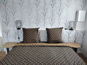 4 bedrooms, iron/ironing board, WiFi, bed sheets