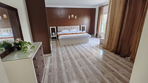 ملاءات للفراش لا تسبب الحساسية ومكتب وواي فاي مجانًا