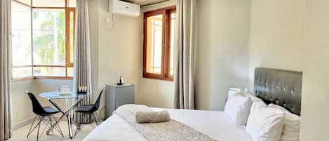 Standard Room, 1 Bedroom, Non Smoking | Desk, free WiFi
