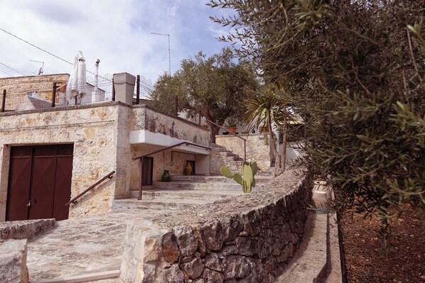 Property grounds - Trulli Soleti - trulli surrounded by nature, less than 2 km from the centre (Locorotondo)