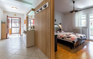 3 habitaciones, tabla de planchar con plancha, wifi y ropa de cama 