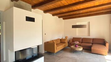 Een smart-tv, een open haard en een computerscherm