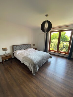 4 sovrum, skrivbord, strykjärn/strykbräda och resesäng