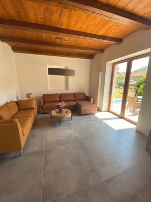 Smart-tv, eldstad och datorskärmar