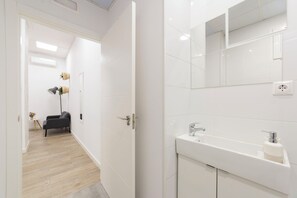 SĂšche-cheveux, serviettes fournies, papier toilette