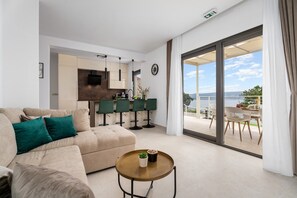 Fernseher, Kamin, Videospiele, Tischtennisplatte