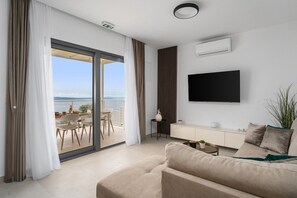 Fernseher, Kamin, Videospiele, Tischtennisplatte