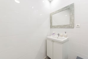 Séchoir à cheveux, serviettes fournies, savon, papier de toilette
