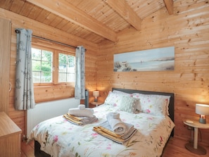 2 Schlafzimmer, individuell dekoriert, individuell eingerichtet