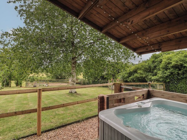 Outdoor spa tub - Pigsfoot Lodge (Tiverton)