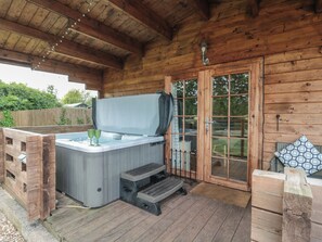 Outdoor spa tub - Pigsfoot Lodge (Tiverton)