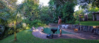 Beautiful home, lush garden, and pool. Walking distance to town and waterfall.