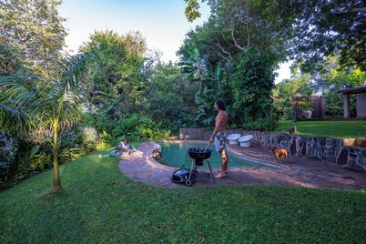 Beautiful home, lush garden, and pool. Walking distance to town and waterfall.