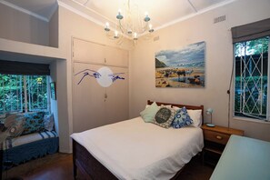4 chambres, bureau, fer et planche à repasser, lit de bébé portatif