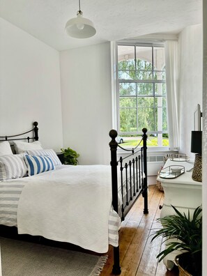 2 bedrooms, iron/ironing board, WiFi, bed sheets - Stunning apartment in a listed building (Clacton-on-Sea)