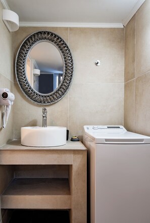 Suihku, hiustenkuivaaja, pyyhkeet, saippua