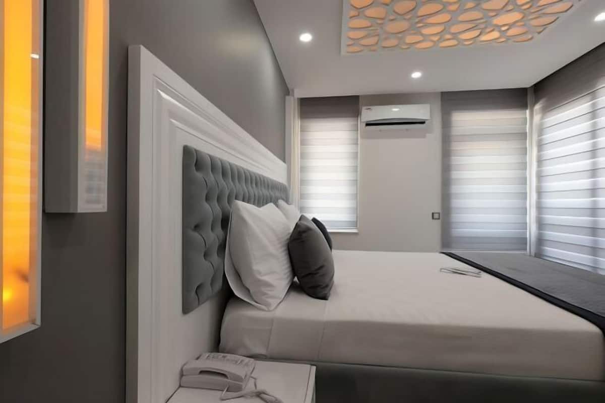 1 habitación, caja de seguridad en la habitación y escritorio