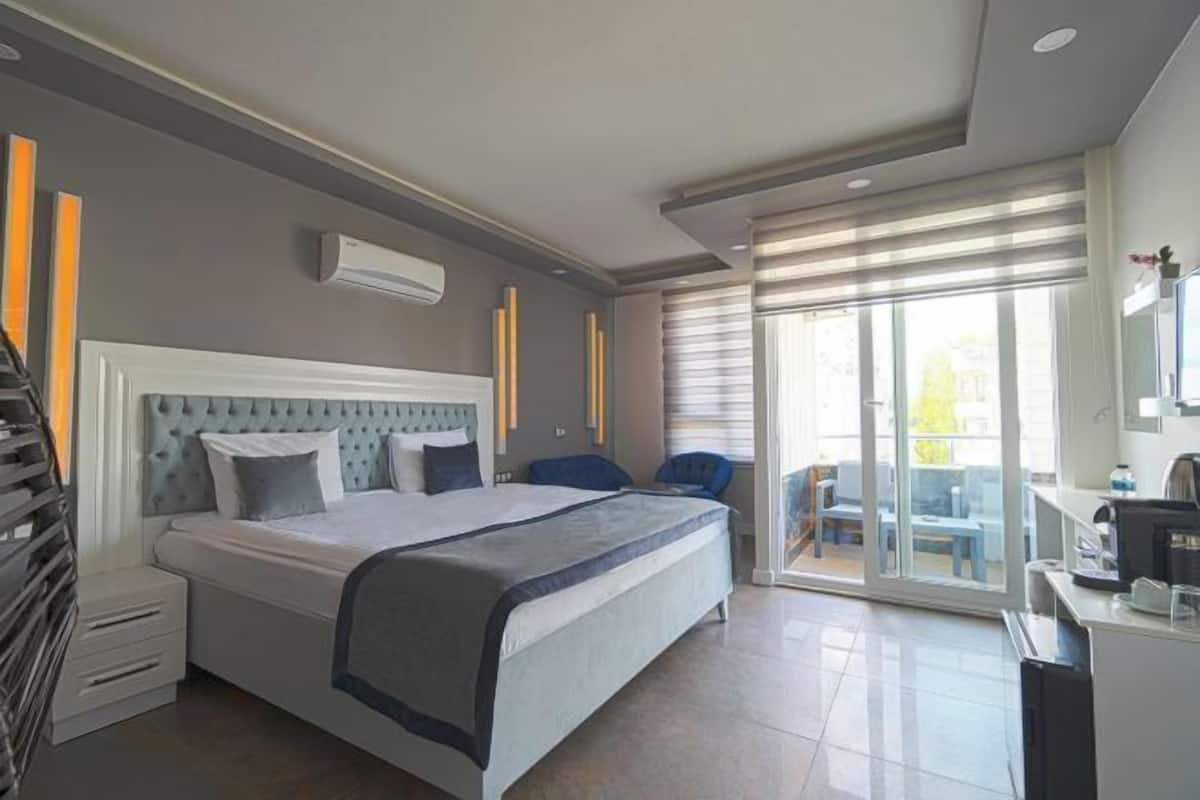 1 habitación, caja de seguridad en la habitación y escritorio