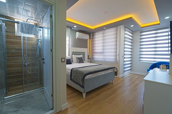 1 habitación, caja de seguridad en la habitación y escritorio