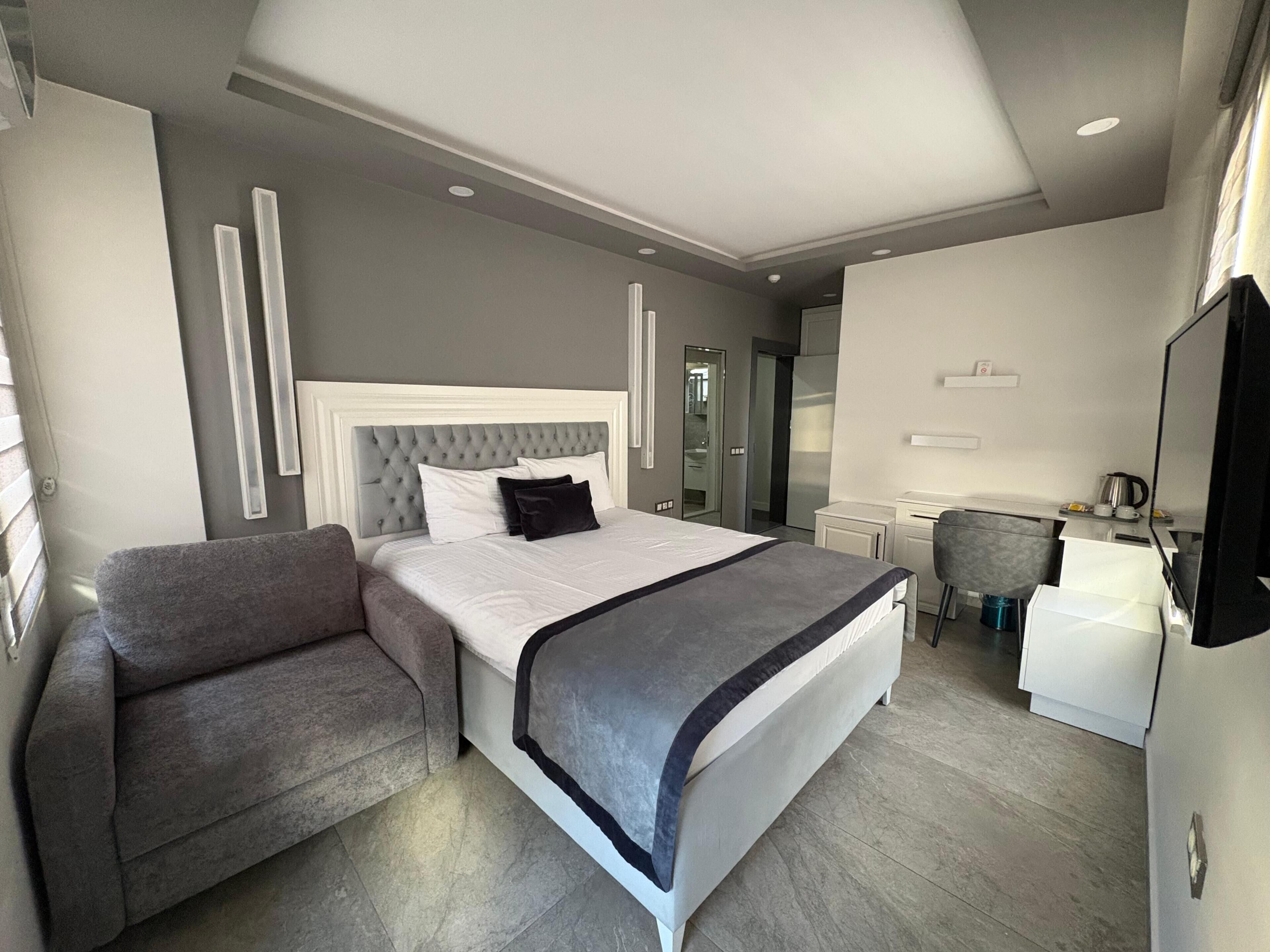 Family Triple Room | In-room safe, desk, soundproofing, free WiFi