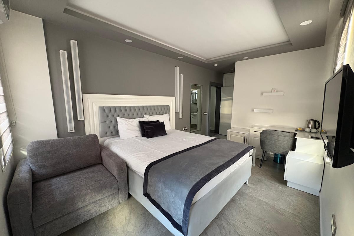 Habitación triple familiar | Caja de seguridad en la habitación, escritorio y insonorización