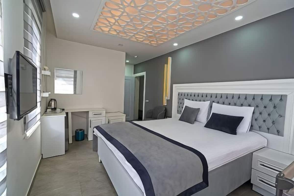 1 habitación, caja de seguridad en la habitación y escritorio