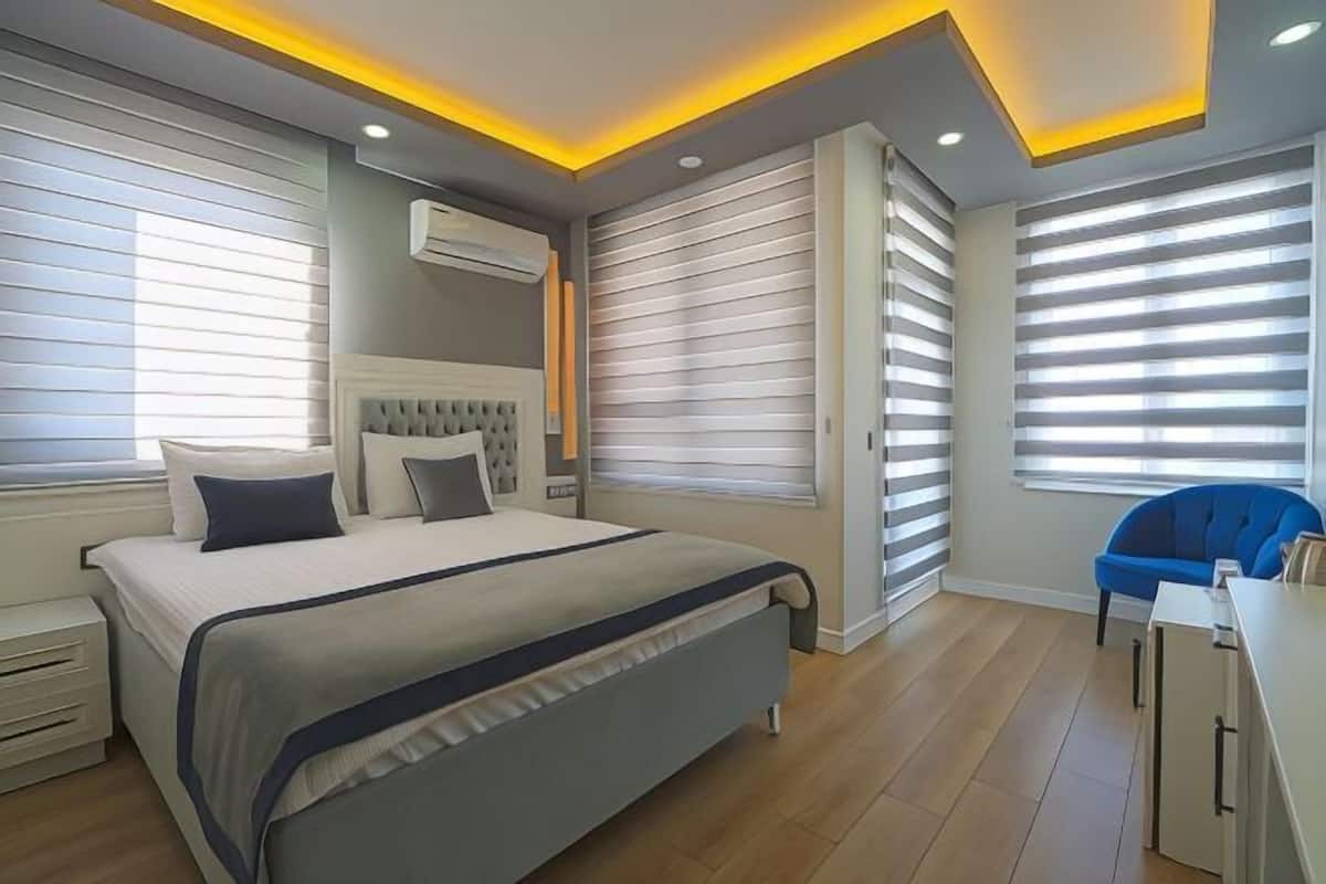 1 habitación, caja de seguridad en la habitación y escritorio