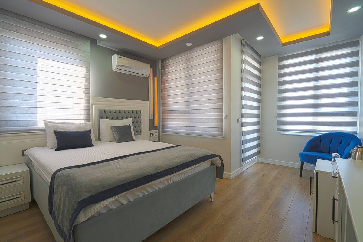Una camera da letto moderna con un letto grande, una scrivania e una sedia.