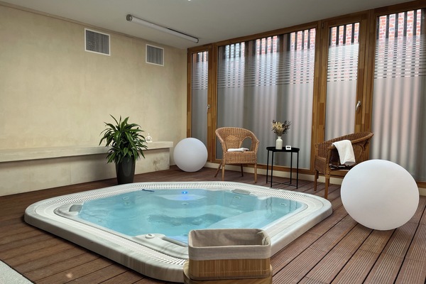 Indoor spa tub