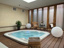 Indoor spa tub