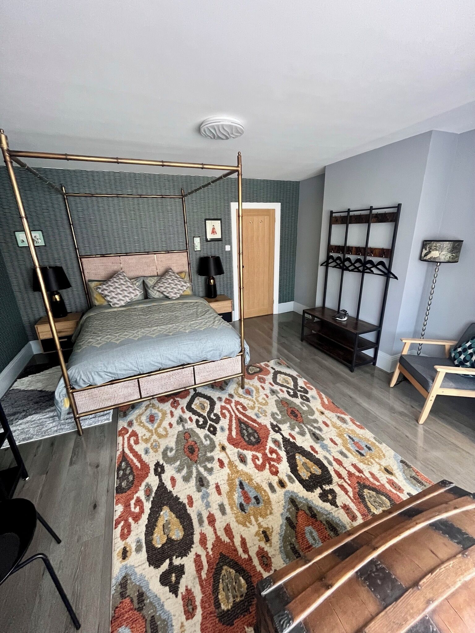 5 bedrooms, desk, iron/ironing board, travel crib