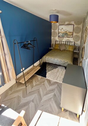 5 bedrooms, desk, iron/ironing board, travel cot