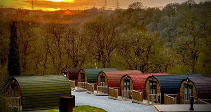 A glamping pod that sleeps 2 guests in 1 bedroom