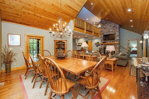 Dining - Wooded Tranquil Retreat w/ Hot Tub & Fireplace (Oakland)