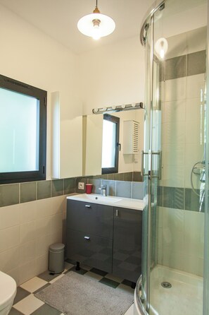 Dusche, Haartrockner, Handtücher, Toilettenpapier