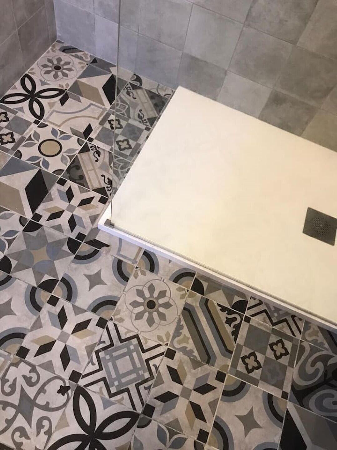 Secador de cabelo, toalhas de banho, sabonete, papel higiênico