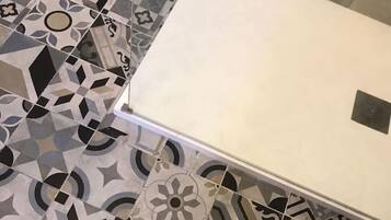 Secador de cabelo, toalhas de banho, sabonete, papel higiênico