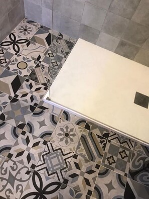 Een haardroger, handdoeken, zeep, toiletpapier