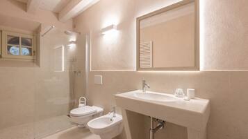 Dusche, Haartrockner, Bidet