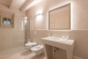 Een douche, een haardroger, een bidet
