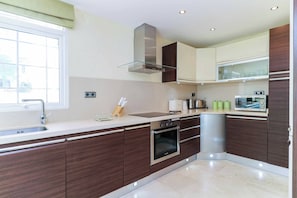 Kühlschrank, Mikrowelle, Ofen, Geschirrspüler